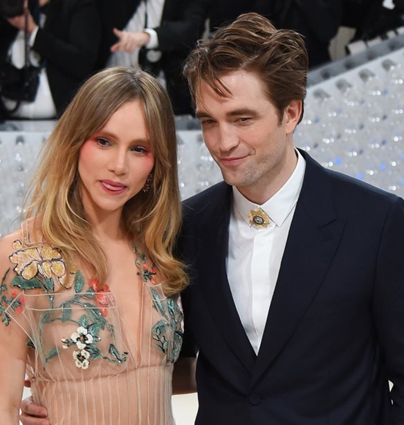 Robert Pattinson | &#x391;&#x3C1;&#x3C1;&#x3B1;&#x3B2;&#x3C9;&#x3BD;&#x3B9;&#x3AC;&#x3C3;&#x3C4;&#x3B7;&#x3BA;&#x3B5; &#x3BC;&#x3B5; &#x3C4;&#x3B7; &#x3C3;&#x3CD;&#x3BD;&#x3C4;&#x3C1;&#x3BF;&#x3C6;&#x3CC; &#x3C4;&#x3BF;&#x3C5;, Suki Waterhouse
