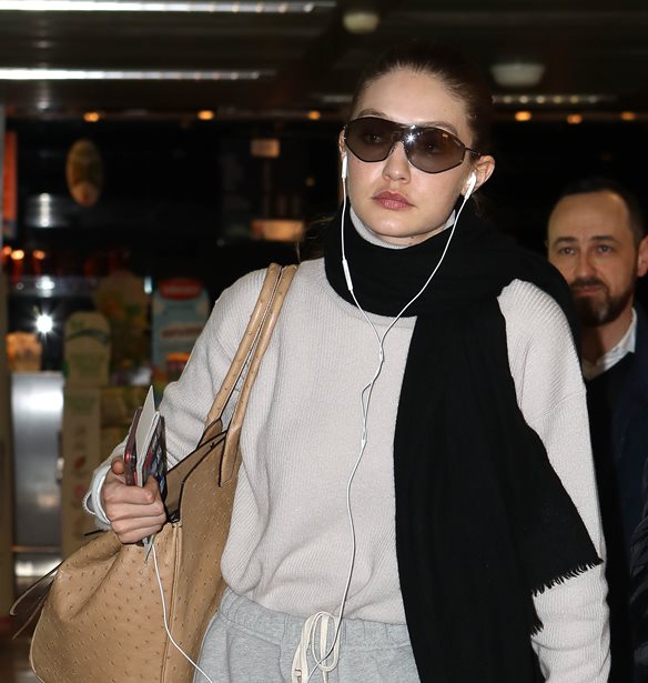 &#x397; Gigi Hadid &#x3B1;&#x3C0;&#x3BF;&#x3B3;&#x3B5;&#x3AF;&#x3C9;&#x3C3;&#x3B5; &#x3C4;&#x3BF; travel chic &#x3C6;&#x3BF;&#x3C1;&#x3CE;&#x3BD;&#x3C4;&#x3B1;&#x3C2; Falconeri