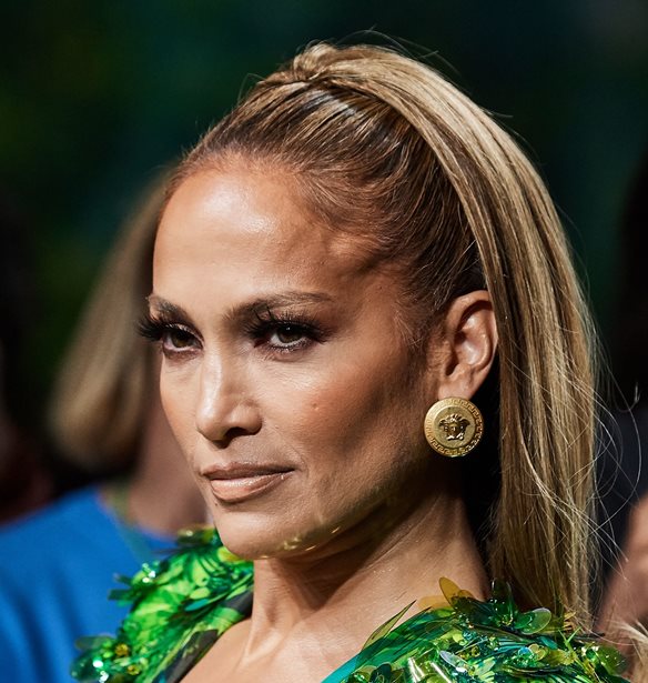 Jennifer Lopez | &#x397; &#x3C3;&#x3C4;&#x3B9;&#x3BB;&#x3AF;&#x3C3;&#x3C4;&#x3C1;&#x3B9;&#x3AC; &#x3C4;&#x3B7;&#x3C2; &#x3B4;&#x3B5;&#x3BD; &#x3AE;&#x3B8;&#x3B5;&#x3BB;&#x3B5; &#x3BD;&#x3B1; &#x3C4;&#x3B7;&#x3BD; &#x3B1;&#x3C6;&#x3AE;&#x3C3;&#x3B5;&#x3B9; &#x3BD;&#x3B1; &#x3C6;&#x3BF;&#x3C1;&#x3AD;&#x3C3;&#x3B5;&#x3B9; &#x3C4;&#x3BF; iconic Versace Dress