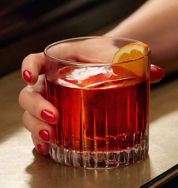 &#x3A4;&#x3BF; Campari &#x3B5;&#x3AF;&#x3BD;&#x3B1;&#x3B9; &#x3C4;&#x3BF; #1 bestselling &amp; top trending liqueur &#x3C0;&#x3B1;&#x3B3;&#x3BA;&#x3BF;&#x3C3;&#x3BC;&#x3AF;&#x3C9;&#x3C2;