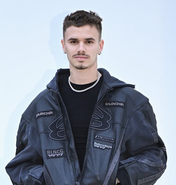 Romeo Beckham | &#x395;&#x3C1;&#x3C9;&#x3C4;&#x3B5;&#x3C5;&#x3BC;&#x3AD;&#x3BD;&#x3BF;&#x3C2; &#x3BE;&#x3B1;&#x3BD;&#x3AC;, &#x3BB;&#x3AF;&#x3B3;&#x3B5;&#x3C2; &#x3B7;&#x3BC;&#x3AD;&#x3C1;&#x3B5;&#x3C2; &#x3BC;&#x3B5;&#x3C4;&#x3AC; &#x3C4;&#x3BF;&#x3BD; &#x3C7;&#x3C9;&#x3C1;&#x3B9;&#x3C3;&#x3BC;&#x3CC; &#x3C4;&#x3BF;&#x3C5; &#x3B1;&#x3C0;&#x3CC; &#x3C4;&#x3B7;&#x3BD; Kim Turnbull