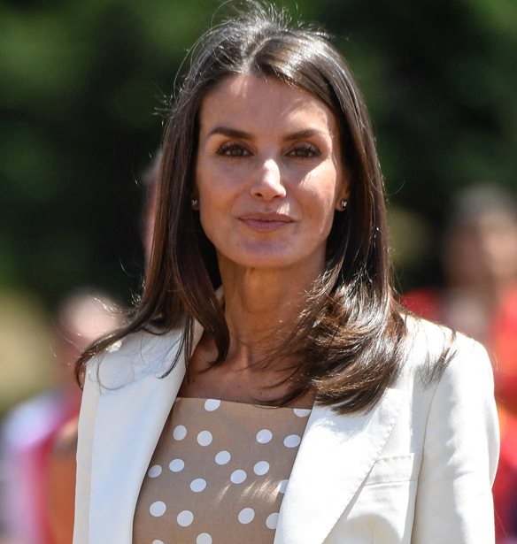 Πώς φοράει την πλισέ φούστα η βασίλισσα Letizia;