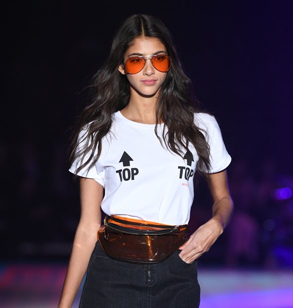 Tezenis show: &#x388;&#x3BD;&#x3B1;&#x3C2; &quot;pop&quot; &#x3C0;&#x3B5;&#x3C1;&#x3AF;&#x3C0;&#x3B1;&#x3C4;&#x3BF;&#x3C2; &#x3C3;&#x3C4;&#x3B7; &#x3BB;&#x3B5;&#x3C9;&#x3C6;&#x3CC;&#x3C1;&#x3BF; &#x3C4;&#x3C9;&#x3BD; &#x3B1;&#x3BD;&#x3B1;&#x3BC;&#x3BD;&#x3AE;&#x3C3;&#x3B5;&#x3C9;&#x3BD; &#x3C4;&#x3C9;&#x3BD; 50&#x27;s