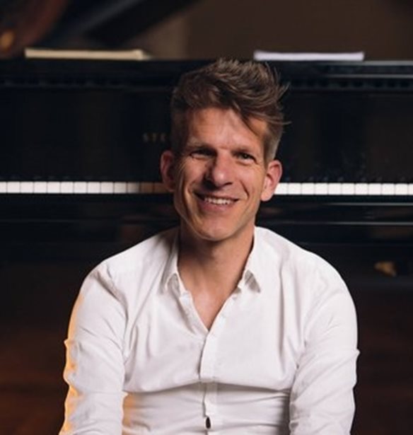 Andreas Kern | &#x39F; &#x3B5;&#x3BC;&#x3C0;&#x3BD;&#x3B5;&#x3C5;&#x3C3;&#x3C4;&#x3AE;&#x3C2; &#x3C4;&#x3BF;&#x3C5; Piano City Festival &#x3BC;&#x3B9;&#x3BB;&#x3AC; &#x3B3;&#x3B9;&#x3B1; &#x3C4;&#x3B7; &#x3B4;&#x3C1;&#x3AC;&#x3C3;&#x3B7; &#x3C0;&#x3BF;&#x3C5; &#x3B3;&#x3B5;&#x3BC;&#x3AF;&#x3B6;&#x3B5;&#x3B9; &#x3C4;&#x3B7;&#x3BD; &#x3C0;&#x3CC;&#x3BB;&#x3B7; &#x3BC;&#x3B5; &#x3BC;&#x3B5;&#x3BB;&#x3C9;&#x3B4;&#x3AF;&#x3B5;&#x3C2; &#x3C0;&#x3B9;&#x3AC;&#x3BD;&#x3BF;&#x3C5;