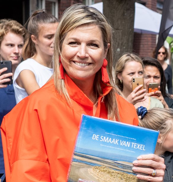 Φόρεσε το boxy πουκάμισο όπως η βασίλισσα Μαξίμα