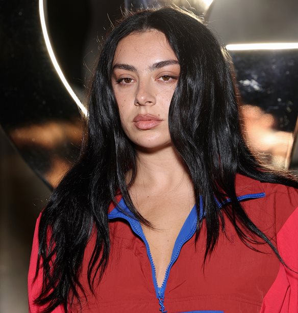 &#x391;&#x3C0;&#x3BF;&#x3BA;&#x3BB;&#x3B5;&#x3B9;&#x3C3;&#x3C4;&#x3B9;&#x3BA;&#x3CC; | &#x397; &#x3C4;&#x3B1;&#x3B9;&#x3BD;&#x3AF;&#x3B1; &#x3BD;&#x3C4;&#x3B5;&#x3BC;&#x3C0;&#x3BF;&#x3CD;&#x3C4;&#x3BF; &#x3C4;&#x3B7;&#x3C2; Charli XCX &#x3C3;&#x3C4;&#x3B7; &#x3BC;&#x3B5;&#x3B3;&#x3AC;&#x3BB;&#x3B7; &#x3BF;&#x3B8;&#x3CC;&#x3BD;&#x3B7; &#x3BA;&#x3AC;&#x3BD;&#x3B5;&#x3B9; &#x3C0;&#x3C1;&#x3B5;&#x3BC;&#x3B9;&#x3AD;&#x3C1;&#x3B1; &#x3C3;&#x3C4;&#x3B7;&#x3BD; &#x395;&#x3BB;&#x3BB;&#x3AC;&#x3B4;&#x3B1;