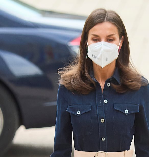 Βασίλισσα Letizia | Σου δείχνει τον πιο κομψό τρόπο να φορέσεις το denim φόρεμα