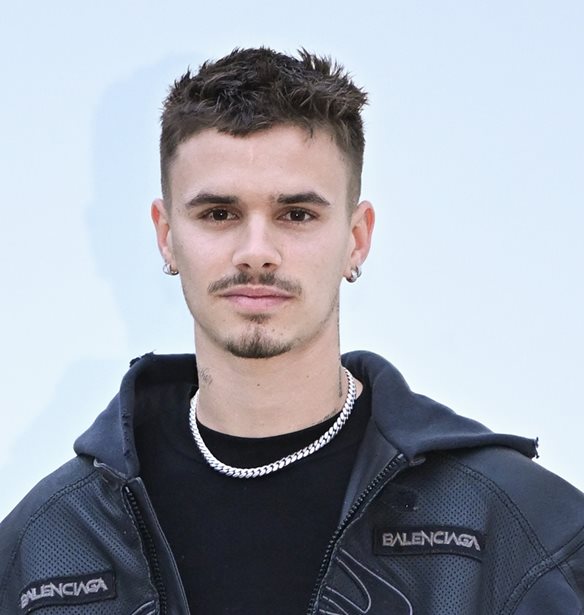 Romeo Beckham | &#x395;&#x3C1;&#x3C9;&#x3C4;&#x3B5;&#x3C5;&#x3BC;&#x3AD;&#x3BD;&#x3BF;&#x3C2; &#x3BE;&#x3B1;&#x3BD;&#x3AC;, &#x3BB;&#x3AF;&#x3B3;&#x3B5;&#x3C2; &#x3B7;&#x3BC;&#x3AD;&#x3C1;&#x3B5;&#x3C2; &#x3BC;&#x3B5;&#x3C4;&#x3AC; &#x3C4;&#x3BF;&#x3BD; &#x3C7;&#x3C9;&#x3C1;&#x3B9;&#x3C3;&#x3BC;&#x3CC; &#x3C4;&#x3BF;&#x3C5; &#x3B1;&#x3C0;&#x3CC; &#x3C4;&#x3B7;&#x3BD; Kim Turnbull