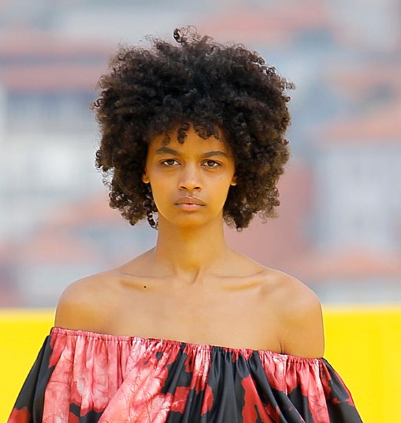 Marques&#x27; Almeida | &#x3A4;&#x3BF; fashion show &#x3B3;&#x3B9;&#x3B1; &#x3C4;&#x3B7; &#x3C3;&#x3C5;&#x3BB;&#x3BB;&#x3BF;&#x3B3;&#x3AE; AW21 &#x3BC;&#x3B5;&#x3C4;&#x3B1;&#x3C6;&#x3AD;&#x3C1;&#x3B5;&#x3C4;&#x3B1;&#x3B9; &#x3C3;&#x3C4;&#x3B7; &#x3BC;&#x3B5;&#x3B3;&#x3B1;&#x3BB;&#x3CD;&#x3C4;&#x3B5;&#x3C1;&#x3B7; &#x3C0;&#x3B5;&#x3B6;&#x3BF;&#x3B3;&#x3AD;&#x3C6;&#x3C5;&#x3C1;&#x3B1; &#x3C4;&#x3BF;&#x3C5; &#x3BA;&#x3CC;&#x3C3;&#x3BC;&#x3BF;&#x3C5;