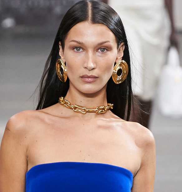 H Bella Hadid &#x3BC;&#x3CC;&#x3BB;&#x3B9;&#x3C2; &#x3AD;&#x3B2;&#x3B1;&#x3C8;&#x3B5; &#x3C4;&#x3B1; &#x3BC;&#x3B1;&#x3BB;&#x3BB;&#x3B9;&#x3AC; &#x3C4;&#x3B7;&#x3C2; &#x3C3;&#x3C4;&#x3BF; &#x3C0;&#x3B9;&#x3BF; &#x3B1;&#x3C0;&#x3C1;&#x3CC;&#x3C3;&#x3BC;&#x3B5;&#x3BD;&#x3BF; &#x3C7;&#x3C1;&#x3CE;&#x3BC;&#x3B1; &#x3B3;&#x3B9;&#x3B1; &#x3C4;&#x3BF; &#x3BA;&#x3B1;&#x3BB;&#x3BF;&#x3BA;&#x3B1;&#x3AF;&#x3C1;&#x3B9;