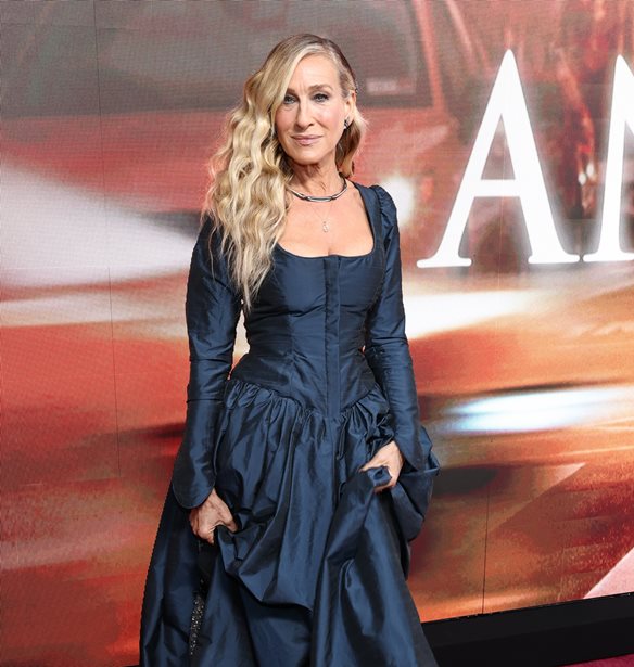 &#x397; Sarah Jessica Parker &#x3B5;&#x3C4;&#x3BF;&#x3B9;&#x3BC;&#x3AC;&#x3B6;&#x3B5;&#x3C4;&#x3B1;&#x3B9; &#x3B3;&#x3B9;&#x3B1; &#x3C4;&#x3B7;&#x3BD; &#x3C0;&#x3C1;&#x3B5;&#x3BC;&#x3B9;&#x3AD;&#x3C1;&#x3B1; &#x3C4;&#x3BF;&#x3C5; And Just Like That, &#x3B1;&#x3BA;&#x3BF;&#x3CD;&#x3B3;&#x3BF;&#x3BD;&#x3C4;&#x3B1;&#x3C2; &#x3AD;&#x3BD;&#x3B1; &#x3B5;&#x3BB;&#x3BB;&#x3B7;&#x3BD;&#x3B9;&#x3BA;&#x3CC; &#x3C4;&#x3C1;&#x3B1;&#x3B3;&#x3BF;&#x3CD;&#x3B4;&#x3B9; &#x3C4;&#x3C9;&#x3BD; 00s