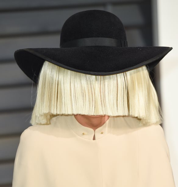 &#x397; Sia &#x3BC;&#x3B5;&#x3C4;&#x3B1;&#x3BD;&#x3B9;&#x3CE;&#x3BD;&#x3B5;&#x3B9; &#x3C0;&#x3BF;&#x3C5; &#x3C5;&#x3C0;&#x3AD;&#x3BA;&#x3C5;&#x3C8;&#x3B5; &#x3C3;&#x3B5; &#x3C0;&#x3B9;&#x3AD;&#x3C3;&#x3B5;&#x3B9;&#x3C2; &#x3B3;&#x3B9;&#x3B1; &#x3C4;&#x3B7;&#x3BD; &#x3B5;&#x3C0;&#x3B9;&#x3BB;&#x3BF;&#x3B3;&#x3AE; &#x3C4;&#x3C9;&#x3BD; &#x3B7;&#x3B8;&#x3BF;&#x3C0;&#x3BF;&#x3B9;&#x3CE;&#x3BD; &#x3C3;&#x3C4;&#x3B7;&#x3BD; &#x3C4;&#x3B1;&#x3B9;&#x3BD;&#x3AF;&#x3B1; &quot;Music&quot;