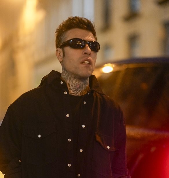 Fedez | &#x39E;&#x3B1;&#x3BD;&#x3AC; &#x3B5;&#x3C1;&#x3C9;&#x3C4;&#x3B5;&#x3C5;&#x3BC;&#x3AD;&#x3BD;&#x3BF;&#x3C2; &#x3BC;&#x3B5;&#x3C4;&#x3AC; &#x3C4;&#x3BF; &#x3B4;&#x3B9;&#x3B1;&#x3B6;&#x3CD;&#x3B3;&#x3B9;&#x3CC; &#x3C4;&#x3BF;&#x3C5; &#x3B1;&#x3C0;&#x3CC; &#x3C4;&#x3B7;&#x3BD; Chiara Ferragni - &#x3A0;&#x3BF;&#x3B9;&#x3B1; &#x3B5;&#x3AF;&#x3BD;&#x3B1;&#x3B9; &#x3B7; &#x3B3;&#x3C5;&#x3BD;&#x3B1;&#x3AF;&#x3BA;&#x3B1; &#x3C0;&#x3BF;&#x3C5; &#x3C4;&#x3BF;&#x3C5; &quot;&#x3AD;&#x3BA;&#x3BB;&#x3B5;&#x3C8;&#x3B5;&quot; &#x3C4;&#x3B7;&#x3BD; &#x3BA;&#x3B1;&#x3C1;&#x3B4;&#x3B9;&#x3AC;