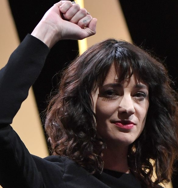 Asia Argento: &#x397; &#x3C0;&#x3C1;&#x3C9;&#x3C4;&#x3BF;&#x3C0;&#x3CC;&#x3C1;&#x3BF;&#x3C2; &#x3C4;&#x3BF;&#x3C5; &#x3BA;&#x3B9;&#x3BD;&#x3AE;&#x3BC;&#x3B1;&#x3C4;&#x3BF;&#x3C2; #MeToo &#x3BA;&#x3B1;&#x3C4;&#x3B7;&#x3B3;&#x3BF;&#x3C1;&#x3B5;&#x3AF;&#x3C4;&#x3B1;&#x3B9; &#x3B3;&#x3B9;&#x3B1; &#x3C3;&#x3B5;&#x3BE;&#x3BF;&#x3C5;&#x3B1;&#x3BB;&#x3B9;&#x3BA;&#x3AE; &#x3B5;&#x3C0;&#x3AF;&#x3B8;&#x3B5;&#x3C3;&#x3B7; &#x3C3;&#x3B5; 17&#x3C7;&#x3C1;&#x3BF;&#x3BD;&#x3BF;