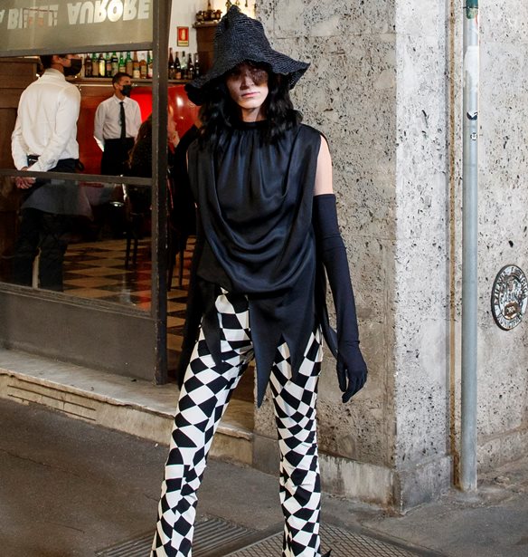 MM6 Maison Margiela | H &#x3BD;&#x3AD;&#x3B1; &#x3C3;&#x3C5;&#x3BB;&#x3BB;&#x3BF;&#x3B3;&#x3AE; &#x3BF;&#x3C1;&#x3AF;&#x3B6;&#x3B5;&#x3B9; &#x3C4;&#x3B7;&#x3BD; &#x3B1;&#x3BD;&#x3C4;&#x3B9;&#x3C3;&#x3C5;&#x3BC;&#x3B2;&#x3B1;&#x3C4;&#x3B9;&#x3BA;&#x3AE; &#x3C0;&#x3BF;&#x3BB;&#x3C5;&#x3C4;&#x3AD;&#x3BB;&#x3B5;&#x3B9;&#x3B1; &#x3C4;&#x3B7;&#x3C2; &#x3BD;&#x3AD;&#x3B1;&#x3C2; &#x3C3;&#x3B5;&#x3B6;&#x3CC;&#x3BD;