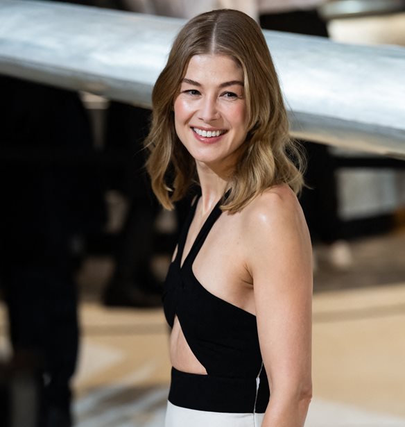 &#x397; Rosamund Pike &#x3BC;&#x3B5;&#x3C4;&#x3B1;&#x3BC;&#x3BF;&#x3C1;&#x3C6;&#x3CE;&#x3BD;&#x3B5;&#x3C4;&#x3B1;&#x3B9; &#x3C3;&#x3C4;&#x3B7;&#x3BD; Marie Curie