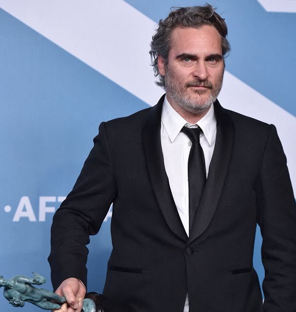 Sag Awards 2020: &#x39F; Joaquin Phoenix &#x3B1;&#x3C6;&#x3B9;&#x3AD;&#x3C1;&#x3C9;&#x3C3;&#x3B5; &#x3C4;&#x3BF; &#x3B2;&#x3C1;&#x3B1;&#x3B2;&#x3B5;&#x3AF;&#x3BF; &#x3C4;&#x3BF;&#x3C5; &#x3C3;&#x3C4;&#x3BF;&#x3BD; Heath Ledger