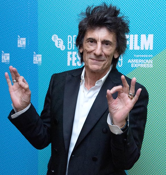 O Ronnie Wood &#x3C0;&#x3BF;&#x3C5;&#x3BB;&#x3AC;&#x3B5;&#x3B9; &#x3C4;&#x3BF;&#x3C5;&#x3C2; &#x3C0;&#x3AF;&#x3BD;&#x3B1;&#x3BA;&#x3AD;&#x3C2; &#x3C4;&#x3BF;&#x3C5;
