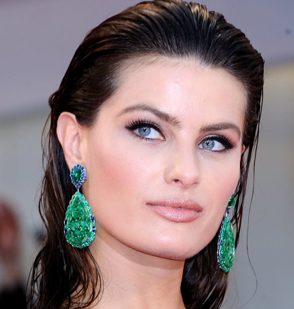 Isabeli Fontana: &#x38C;&#x3C3;&#x3B1; &#x3B1;&#x3C0;&#x3BF;&#x3BA;&#x3AC;&#x3BB;&#x3C5;&#x3C8;&#x3B5; &#x3B3;&#x3B9;&#x3B1; &#x3C4;&#x3B9;&#x3C2; &#x3B1;&#x3B9;&#x3C3;&#x3B8;&#x3B7;&#x3C4;&#x3B9;&#x3BA;&#x3AD;&#x3C2; &#x3B5;&#x3C0;&#x3B5;&#x3BC;&#x3B2;&#x3AC;&#x3C3;&#x3B5;&#x3B9;&#x3C2;