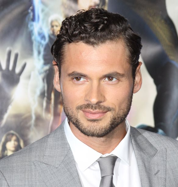 Adan Canto | &#x388;&#x3C6;&#x3C5;&#x3B3;&#x3B5; &#x3B1;&#x3C0;&#x3CC; &#x3C4;&#x3B7; &#x3B6;&#x3C9;&#x3AE; &#x3C3;&#x3B5; &#x3B7;&#x3BB;&#x3B9;&#x3BA;&#x3AF;&#x3B1; 42 &#x3B5;&#x3C4;&#x3CE;&#x3BD;