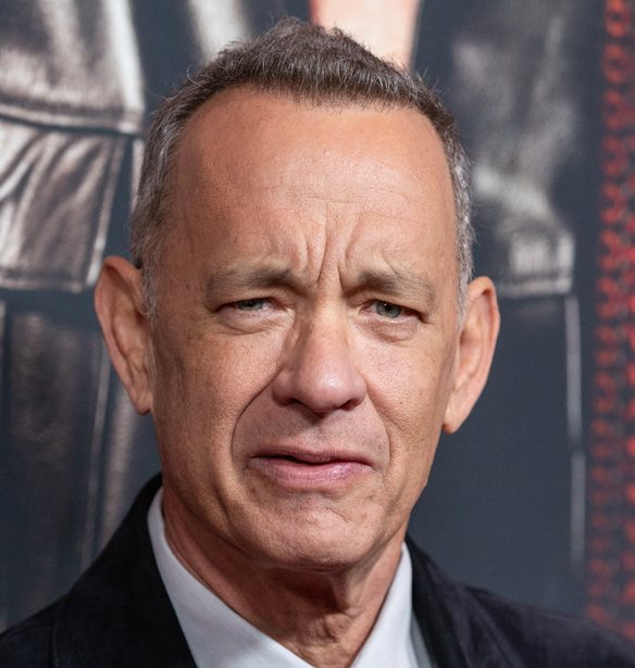 Tom Hanks | &#x397; &#x3B5;&#x3B9;&#x3BA;&#x3CC;&#x3BD;&#x3B1; &#x3C4;&#x3BF;&#x3C5; &#x3C3;&#x3C4;&#x3BF; Saturday Night Live &#x3C0;&#x3C1;&#x3BF;&#x3BA;&#x3AC;&#x3BB;&#x3B5;&#x3C3;&#x3B5; &#x3B1;&#x3BD;&#x3B7;&#x3C3;&#x3C5;&#x3C7;&#x3AF;&#x3B1; &#x3B3;&#x3B9;&#x3B1; &#x3C4;&#x3B7;&#x3BD; &#x3C5;&#x3B3;&#x3B5;&#x3AF;&#x3B1; &#x3C4;&#x3BF;&#x3C5;