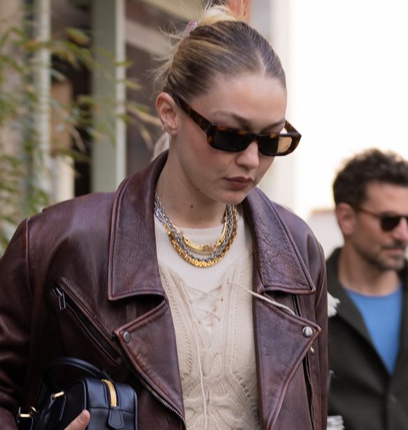 Bradley Cooper &amp; Gigi Hadid | &#x39C;&#x3B5; casual look &#x3C3;&#x3B5; &#x3B5;&#x3C3;&#x3C4;&#x3B9;&#x3B1;&#x3C4;&#x3CC;&#x3C1;&#x3B9;&#x3BF; &#x3C4;&#x3B7;&#x3C2; &#x39D;&#x3AD;&#x3B1;&#x3C2; &#x3A5;&#x3CC;&#x3C1;&#x3BA;&#x3B7;&#x3C2;