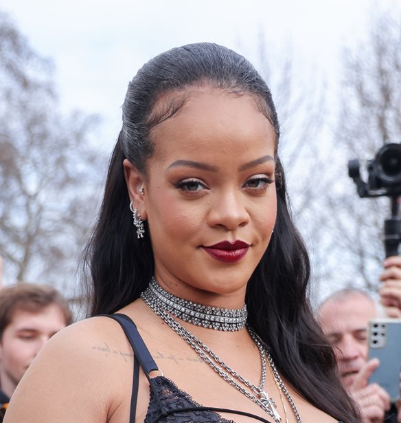 &#x397; &#x3C3;&#x3AD;&#x3BE;&#x3B9; maternity &#x3B5;&#x3BC;&#x3C6;&#x3AC;&#x3BD;&#x3B9;&#x3C3;&#x3B7; &#x3C4;&#x3B7;&#x3C2; Rihanna &#x3BC;&#x3B5; &#x3B5;&#x3C3;&#x3CE;&#x3C1;&#x3BF;&#x3C5;&#x3C7;&#x3B1; &#x3C3;&#x3C4;&#x3B7;&#x3BD; &#x3B5;&#x3C0;&#x3AF;&#x3B4;&#x3B5;&#x3B9;&#x3BE;&#x3B7; &#x3C4;&#x3BF;&#x3C5; Dior