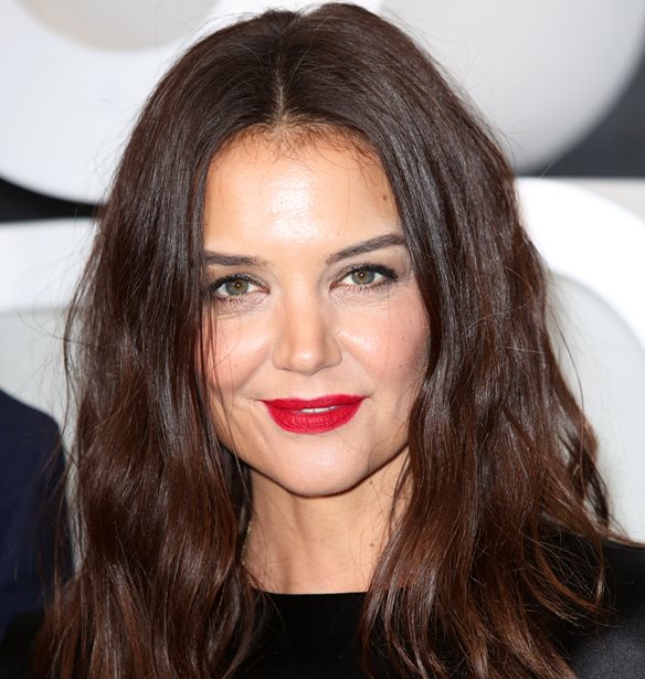 Η Katie Holmes σού δείχνει πώς να φορέσεις το μικρό μαύρο φόρεμα