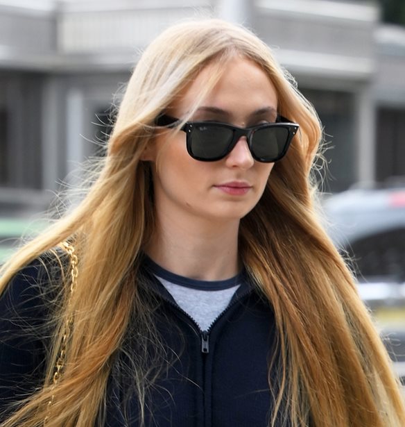 Sophie Turner | &#x39D;&#x3AD;&#x3B1; &#x3B5;&#x3BC;&#x3C6;&#x3AC;&#x3BD;&#x3B9;&#x3C3;&#x3B7; &#x3BA;&#x3B1;&#x3B9; &#x3C4;&#x3C1;&#x3C5;&#x3C6;&#x3B5;&#x3C1;&#x3AC; &#x3C6;&#x3B9;&#x3BB;&#x3B9;&#x3AC; &#x3BC;&#x3B5; &#x3C4;&#x3BF;&#x3BD; Peregrine Pearson