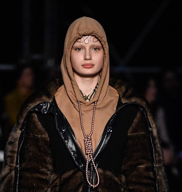 &#x39F; &#x3BF;&#x3AF;&#x3BA;&#x3BF;&#x3C2; Burberry &#x3C0;&#x3C1;&#x3BF;&#x3BA;&#x3AC;&#x3BB;&#x3B5;&#x3C3;&#x3B5; &#x3B8;&#x3CD;&#x3B5;&#x3BB;&#x3BB;&#x3B1; &#x3B1;&#x3BD;&#x3C4;&#x3B9;&#x3B4;&#x3C1;&#x3AC;&#x3C3;&#x3B5;&#x3C9;&#x3BD; &#x3BC;&#x3B5; &#x3AD;&#x3BD;&#x3B1; &#x3C6;&#x3BF;&#x3CD;&#x3C4;&#x3B5;&#x3C1;