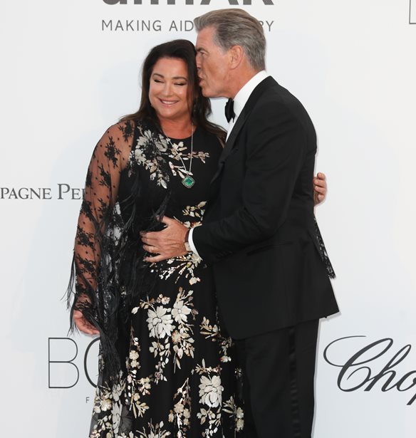 &#x39F; Pierce Brosnan &#x3B3;&#x3B9;&#x3BF;&#x3C1;&#x3C4;&#x3AC;&#x3B6;&#x3B5;&#x3B9; &#x3C4;&#x3B1; 25 &#x3C7;&#x3C1;&#x3CC;&#x3BD;&#x3B9;&#x3B1; &#x3C3;&#x3C7;&#x3AD;&#x3C3;&#x3B7;&#x3C2; &#x3C4;&#x3BF;&#x3C5; &#x3BC;&#x3B5; &#x3C4;&#x3B7;&#x3BD; Kelly Shaye