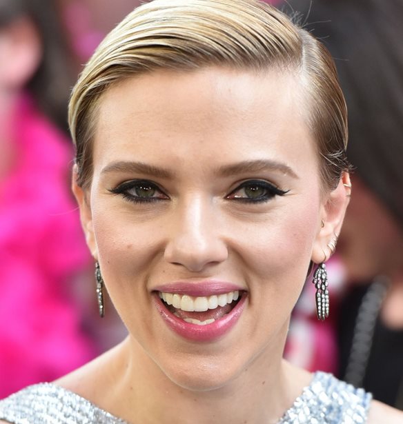 Scarlett Johansson &#x2013; Colin Jost | &#x397; &#x3C3;&#x3C7;&#x3AD;&#x3C3;&#x3B7; &#x3C4;&#x3BF;&#x3C5;&#x3C2; &#x3BC;&#x3CC;&#x3BB;&#x3B9;&#x3C2; &#x3C3;&#x3BF;&#x3B2;&#x3AC;&#x3C1;&#x3B5;&#x3C8;&#x3B5;!