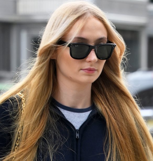 Sophie Turner | &#x3A4;&#x3B1; &#x3C4;&#x3C1;&#x3C5;&#x3C6;&#x3B5;&#x3C1;&#x3AC; &#x3C6;&#x3B9;&#x3BB;&#x3B9;&#x3AC; &#x3BC;&#x3B5; &#x3C4;&#x3BF;&#x3BD; &#x3C0;&#x3C1;&#x3CE;&#x3B7;&#x3BD; &#x3C3;&#x3CD;&#x3BD;&#x3C4;&#x3C1;&#x3BF;&#x3C6;&#x3BF; &#x3C4;&#x3B7;&#x3C2; &#x39C;&#x3B1;&#x3C1;&#x3AF;&#x3B1;&#x3C2; &#x39F;&#x3BB;&#x3C5;&#x3BC;&#x3C0;&#x3AF;&#x3B1;&#x3C2;