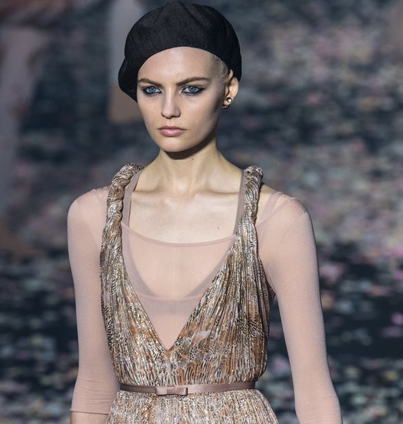 &#x397; Maria Grazia Chiuri &#x3C3;&#x3C7;&#x3B5;&#x3B4;&#x3AF;&#x3B1;&#x3C3;&#x3B5; &#x3B5;&#x3BA;&#x3C0;&#x3BB;&#x3B7;&#x3BA;&#x3C4;&#x3B9;&#x3BA;&#x3AC; &#x3BA;&#x3BF;&#x3C3;&#x3C4;&#x3BF;&#x3CD;&#x3BC;&#x3B9;&#x3B1; &#x3B3;&#x3B9;&#x3B1; &#x3C4;&#x3BF; &#x3BC;&#x3C0;&#x3B1;&#x3BB;&#x3AD;&#x3C4;&#x3BF; &#x3C4;&#x3B7;&#x3C2; &#x3A1;&#x3CE;&#x3BC;&#x3B7;&#x3C2;