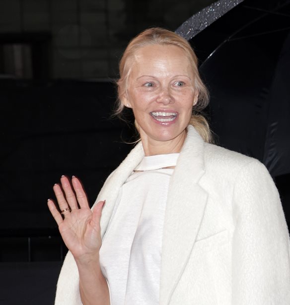 Pamela Anderson | &#x39F;&#x3B9; &#x3C6;&#x3C9;&#x3C4;&#x3BF;&#x3B3;&#x3C1;&#x3B1;&#x3C6;&#x3AF;&#x3B5;&#x3C2; &#x3B1;&#x3C0;&#x3CC; &#x3C4;&#x3B1; &#x3B3;&#x3B5;&#x3BD;&#x3AD;&#x3B8;&#x3BB;&#x3B9;&#x3AC; &#x3C4;&#x3B7;&#x3C2; &#x3B5;&#x3C0;&#x3B9;&#x3B2;&#x3B5;&#x3B2;&#x3B1;&#x3B9;&#x3CE;&#x3BD;&#x3BF;&#x3C5;&#x3BD; &#x3B1;&#x3C5;&#x3C4;&#x3CC; &#x3C0;&#x3BF;&#x3C5; &#x3C0;&#x3B9;&#x3C3;&#x3C4;&#x3B5;&#x3CD;&#x3BF;&#x3C5;&#x3BC;&#x3B5; &#x3B3;&#x3B9;&#x3B1; &#x3C4;&#x3B7;&#x3BD; &#x3AF;&#x3B4;&#x3B9;&#x3B1; &#x3BA;&#x3B1;&#x3B9;&#x3C1;&#x3CC;