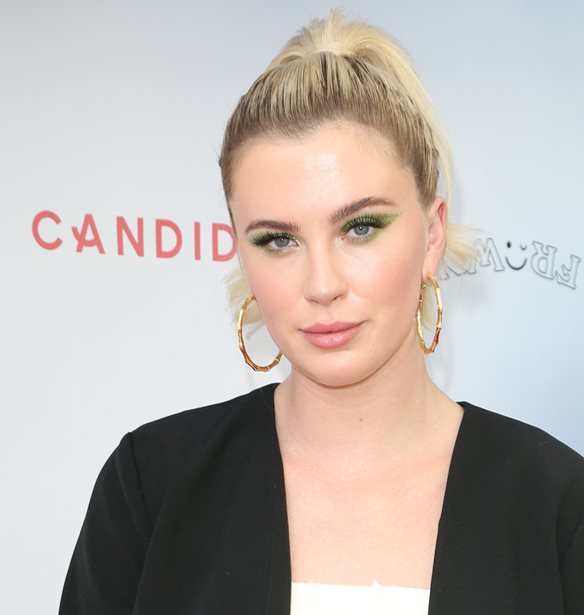 Ireland Baldwin | &#x398;&#x3B1; &#x3B3;&#x3AF;&#x3BD;&#x3B5;&#x3B9; &#x3BC;&#x3B1;&#x3BC;&#x3AC; &#x3BC;&#x3AD;&#x3C3;&#x3B1; &#x3C3;&#x3C4;&#x3BF; 2023