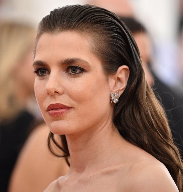 &#x397; Charlotte Casiraghi &#x3C0;&#x3B1;&#x3BD;&#x3C4;&#x3C1;&#x3B5;&#x3CD;&#x3C4;&#x3B7;&#x3BA;&#x3B5; &#x3BC;&#x3B5; &#x3AD;&#x3BD;&#x3B1; &#x3BC;&#x3AF;&#x3BD;&#x3B9; &#x3BD;&#x3C5;&#x3C6;&#x3B9;&#x3BA;&#x3CC; Saint Laurent