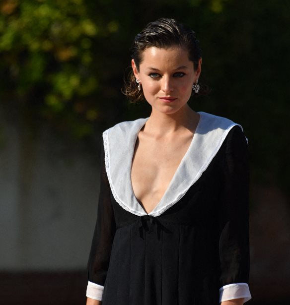 &#x397; Emma Corrin &#x3C6;&#x3C9;&#x3C4;&#x3BF;&#x3B3;&#x3C1;&#x3B1;&#x3C6;&#x3AF;&#x3B6;&#x3B5;&#x3C4;&#x3B1;&#x3B9; &#x3BC;&#x3B5; &#x3C4;&#x3BF;&#x3BD; &#x3B1;&#x3B3;&#x3B1;&#x3C0;&#x3B7;&#x3BC;&#x3AD;&#x3BD;&#x3BF; &#x3C4;&#x3B7;&#x3C2; &#x3C3;&#x3BA;&#x3CD;&#x3BB;&#x3BF;