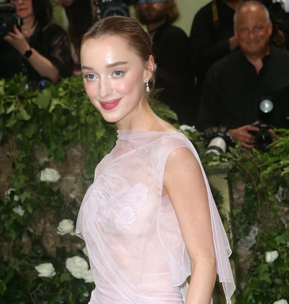 Phoebe Dynevor | &#x397; &#x3C0;&#x3C1;&#x3C9;&#x3C4;&#x3B9;&#x3AC; &#x3BC;&#x3B5; &#x3C4;&#x3B7;&#x3BD; &#x3B5;&#x3BC;&#x3C6;&#x3AC;&#x3BD;&#x3B9;&#x3C3;&#x3B7; &#x3C3;&#x3C4;&#x3BF; Met Gala &#x3BA;&#x3B1;&#x3B9; &#x3BF; &#x3B1;&#x3C1;&#x3C1;&#x3B1;&#x3B2;&#x3CE;&#x3BD;&#x3B1;&#x3C2; &#x3BC;&#x3B5; &#x3C4;&#x3BF;&#x3BD; Cameron Fuller