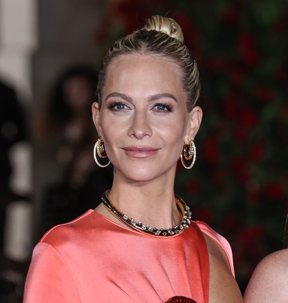 Poppy Delevingne | &#x3A3;&#x3C4;&#x3BF; &#x3BA;&#x3CC;&#x3BA;&#x3BA;&#x3B9;&#x3BD;&#x3BF; &#x3C7;&#x3B1;&#x3BB;&#x3AF; &#x3C4;&#x3B7;&#x3C2; LFW &#x3BC;&#x3B1;&#x3B6;&#x3AF; &#x3BC;&#x3B5; &#x3C4;&#x3B7; &#x3C3;&#x3C7;&#x3B5;&#x3B4;&#x3B9;&#x3AC;&#x3C3;&#x3C4;&#x3C1;&#x3B9;&#x3B1; &#x3C4;&#x3BF;&#x3C5; &#x3C6;&#x3BF;&#x3C1;&#x3AD;&#x3BC;&#x3B1;&#x3C4;&#x3CC;&#x3C2; &#x3C4;&#x3B7;&#x3C2;, Stella McCartney
