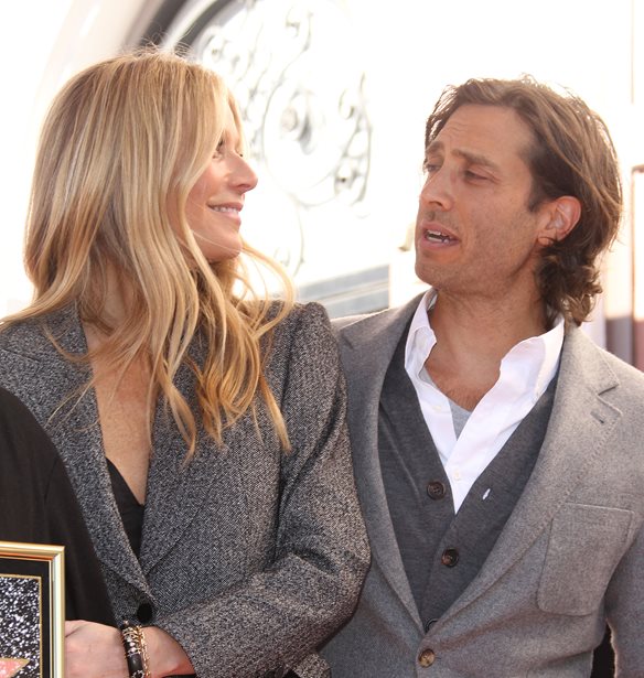 Gwyneth Paltrow: &#x3A0;&#x3CE;&#x3C2; &#x3BA;&#x3C1;&#x3B1;&#x3C4;&#x3AC;&#x3B5;&#x3B9; &#x3B6;&#x3C9;&#x3BD;&#x3C4;&#x3B1;&#x3BD;&#x3AE; &#x3C4;&#x3B7;&#x3BD; &#x3C3;&#x3C7;&#x3AD;&#x3C3;&#x3B7; &#x3C4;&#x3B7;&#x3C2; &#x3BC;&#x3B5; &#x3C4;&#x3BF;&#x3BD; Brad Falchuk;