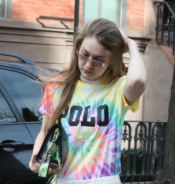 #bestdressed: H Gigi Hadid &#x3AD;&#x3BA;&#x3B1;&#x3BD;&#x3B5; &#x3C4;&#x3BF;&#x3BD; &#x3C0;&#x3B9;&#x3BF; stylish &#x3C3;&#x3C5;&#x3BD;&#x3B4;&#x3C5;&#x3B1;&#x3C3;&#x3BC;&#x3CC; &#x3BC;&#x3B5; &#x3BB;&#x3B5;&#x3C5;&#x3BA;&#x3CC; jean