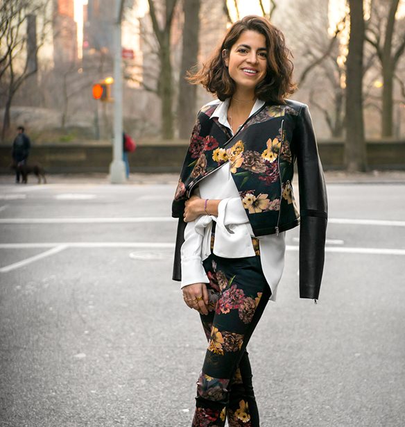 H Leandra Medine προτείνει 4 looks που θα αντικαταστήσουν το τζιν σου