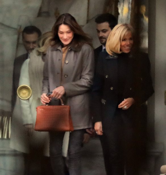 Carla Bruni | &#x395;&#x3C0;&#x3AD;&#x3BB;&#x3B5;&#x3BE;&#x3B5; &#x3C1;&#x3BF;&#x3CD;&#x3C7;&#x3BF; &#x3B5;&#x3BB;&#x3BB;&#x3B7;&#x3BD;&#x3B9;&#x3BA;&#x3BF;&#x3CD; brand &#x3B3;&#x3B9;&#x3B1; &#x3C4;&#x3B7; &#x3C3;&#x3C5;&#x3BD;&#x3AC;&#x3BD;&#x3C4;&#x3B7;&#x3C3;&#x3B7; &#x3BC;&#x3B5; &#x3C4;&#x3B7; Brigitte Macron &#x3C3;&#x3C4;&#x3BF; &#x39C;&#x3AD;&#x3B3;&#x3B1;&#x3C1;&#x3BF; &#x395;&#x3BB;&#x3B9;&#x3B6;&#x3AD;