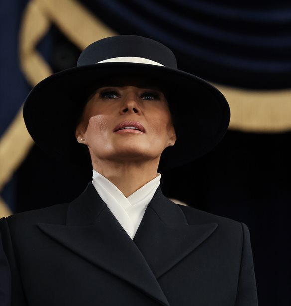 Melania Trump | &#x3A0;&#x3BF;&#x3B9;&#x3BF;&#x3C2; &#x3B5;&#x3AF;&#x3BD;&#x3B1;&#x3B9; &#x3BF; &#x391;&#x3BC;&#x3B5;&#x3C1;&#x3B9;&#x3BA;&#x3B1;&#x3BD;&#x3CC;&#x3C2; &#x3C3;&#x3C7;&#x3B5;&#x3B4;&#x3B9;&#x3B1;&#x3C3;&#x3C4;&#x3AE;&#x3C2; &#x3C0;&#x3BF;&#x3C5; &#x3B5;&#x3BC;&#x3C0;&#x3B9;&#x3C3;&#x3C4;&#x3B5;&#x3CD;&#x3C4;&#x3B7;&#x3BA;&#x3B5; &#x3B3;&#x3B9;&#x3B1; &#x3C4;&#x3BF; look &#x3C4;&#x3B7;&#x3C2; &#x3BF;&#x3C1;&#x3BA;&#x3C9;&#x3BC;&#x3BF;&#x3C3;&#x3AF;&#x3B1;&#x3C2;