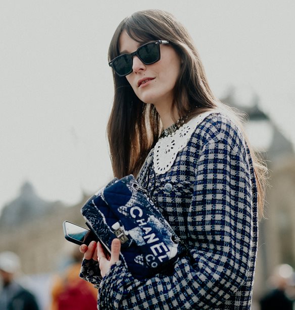 4 τρόποι να φορέσεις τα anti–skinny τζιν με έμπνευση από τις Γαλλίδες