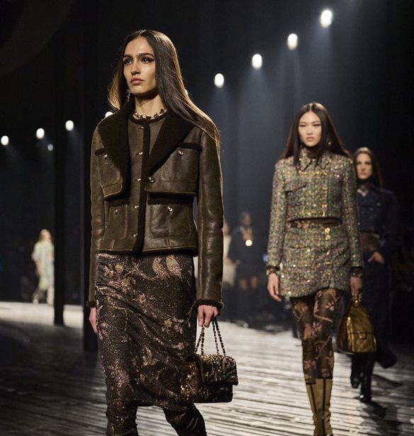 Chanel M&#xE9;tiers d&#x2019;art 2024/25 | &#x388;&#x3BD;&#x3B1; &#x3BF;&#x3BD;&#x3B5;&#x3B9;&#x3C1;&#x3B9;&#x3BA;&#x3CC; &#x3C4;&#x3B1;&#x3BE;&#x3AF;&#x3B4;&#x3B9; &#x3B1;&#x3C0;&#x3CC; &#x3C4;&#x3BF; &#x3A0;&#x3B1;&#x3C1;&#x3AF;&#x3C3;&#x3B9; &#x3C3;&#x3C4;&#x3BF; &#x3A7;&#x3B1;&#x3BD;&#x3B3;&#x3BA;&#x3B6;&#x3BF;&#x3CD; &#x3C4;&#x3B7;&#x3C2; &#x39A;&#x3AF;&#x3BD;&#x3B1;&#x3C2;