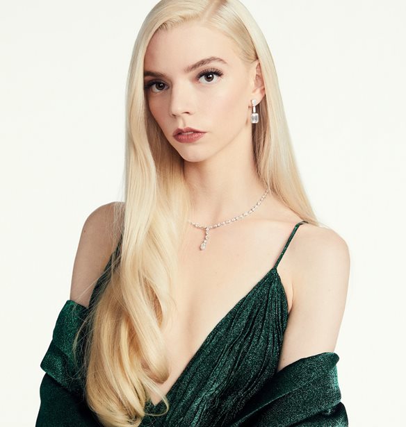 H Anya Taylor-Joy &#x3B5;&#x3AF;&#x3BD;&#x3B1;&#x3B9; &#x3B7; &#x3B5;&#x3AF;&#x3BD;&#x3B1;&#x3B9; &#x3B7; &#x3BD;&#x3AD;&#x3B1; &#x3C0;&#x3B1;&#x3B3;&#x3BA;&#x3CC;&#x3C3;&#x3BC;&#x3B9;&#x3B1; &#x3C0;&#x3C1;&#x3AD;&#x3C3;&#x3B2;&#x3B5;&#x3B9;&#x3C1;&#x3B1; &#x3C4;&#x3BF;&#x3C5; Dior &#x3B3;&#x3B9;&#x3B1; &#x3C4;&#x3B7; &#x3B3;&#x3C5;&#x3BD;&#x3B1;&#x3B9;&#x3BA;&#x3B5;&#x3AF;&#x3B1; &#x3BC;&#x3CC;&#x3B4;&#x3B1; &#x3BA;&#x3B1;&#x3B9; &#x3C4;&#x3BF; &#x3BC;&#x3B1;&#x3BA;&#x3B9;&#x3B3;&#x3B9;&#x3AC;&#x3B6;