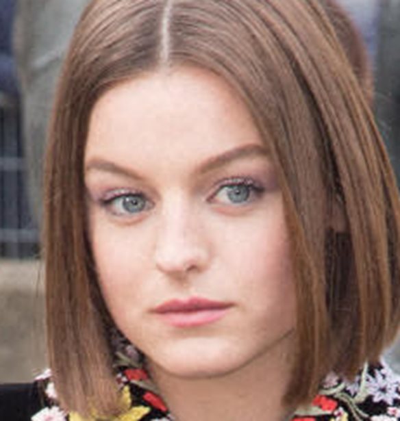 Emma Corrin | &#x3A0;&#x3B5;&#x3C1;&#x3B9;&#x3B3;&#x3C1;&#x3AC;&#x3C6;&#x3B5;&#x3B9; &#x3C4;&#x3B7; &#x3C3;&#x3C4;&#x3B9;&#x3B3;&#x3BC;&#x3AE; &#x3C0;&#x3BF;&#x3C5; &#x3C6;&#x3CC;&#x3C1;&#x3B5;&#x3C3;&#x3B5; &#x3C4;&#x3BF; &#x3BD;&#x3C5;&#x3C6;&#x3B9;&#x3BA;&#x3CC; &#x3C4;&#x3B7;&#x3C2; Diana &#x3B3;&#x3B9;&#x3B1; &#x3C4;&#x3BF; The Crown