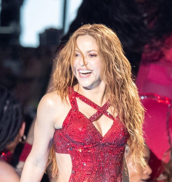 Shakira | &#x397; &#x3C3;&#x3C0;&#x3AC;&#x3BD;&#x3B9;&#x3B1; &#x3B5;&#x3BC;&#x3C6;&#x3AC;&#x3BD;&#x3B9;&#x3C3;&#x3B7; &#x3C3;&#x3C4;&#x3BF; &#x3BA;&#x3CC;&#x3BA;&#x3BA;&#x3B9;&#x3BD;&#x3BF; &#x3C7;&#x3B1;&#x3BB;&#x3AF; &#x3BC;&#x3B5; &#x3C4;&#x3BF;&#x3C5;&#x3C2; &#x3B3;&#x3B9;&#x3BF;&#x3C5;&#x3C2; &#x3C4;&#x3B7;&#x3C2;, Milan &#x3BA;&#x3B1;&#x3B9; Sasha